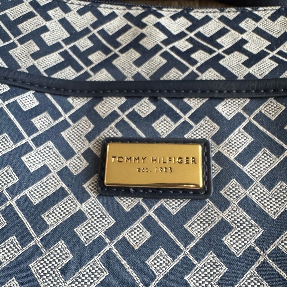 Tommy Hilfiger Garden Classics II-Medium Crossbody Bag-Navy and White Monogram - Picture 13 of 14